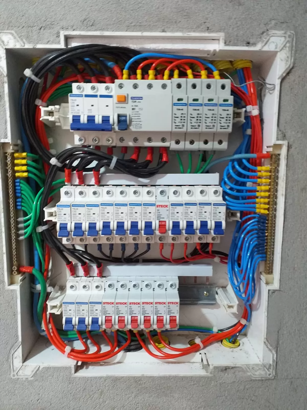 Instalação de tomadas e interruptores