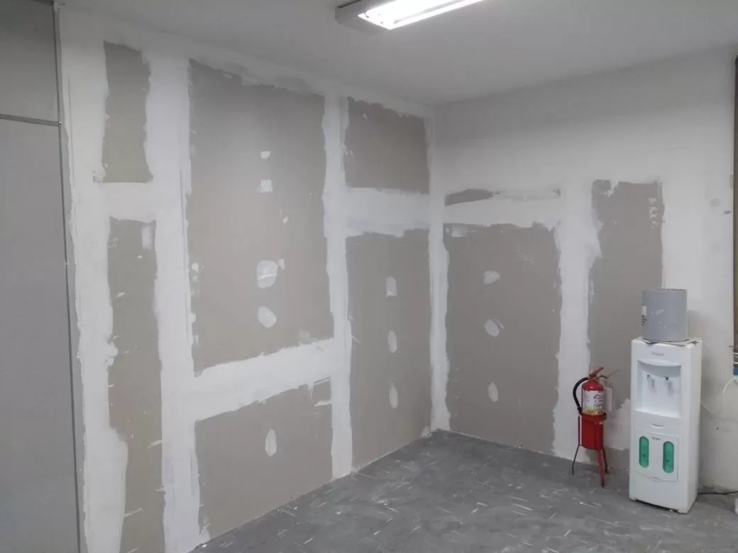 Instalação e montagem de estruturas em gesso acartonado