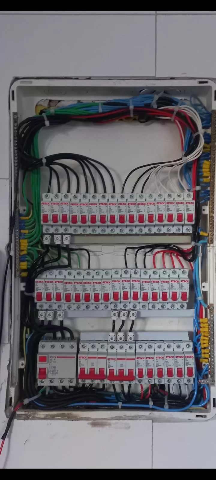 Instalação de tomadas e interruptores