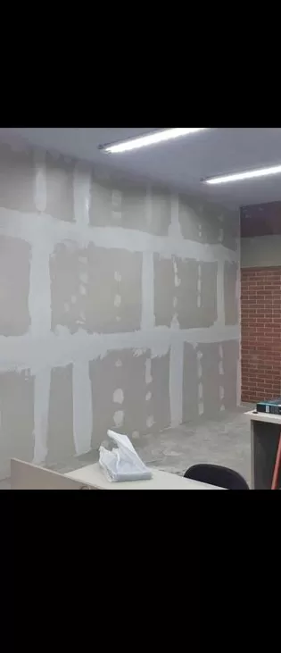 Reparo e manutenção em estruturas de gesso ou drywall